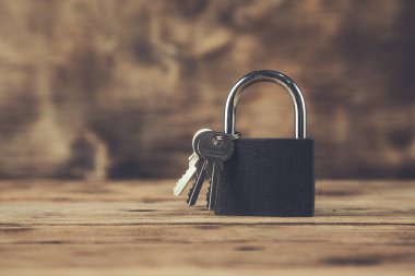 Kilit ve anahtar ahşap masada.