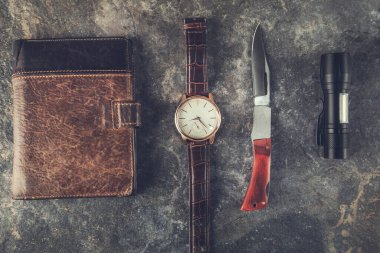 Erkek cep aksesuarları gri masada.