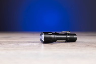 cep küçük feneri koyu arkaplanda