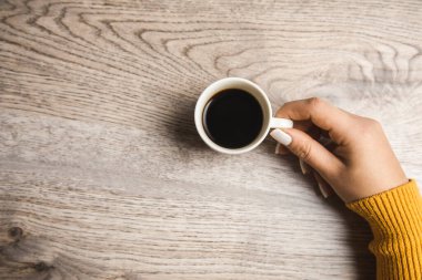 Kahve tablo üzerinde tutan kadın