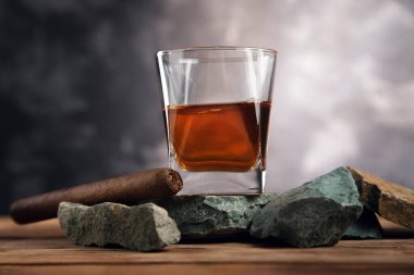 Bir bardak viski ve sigara.