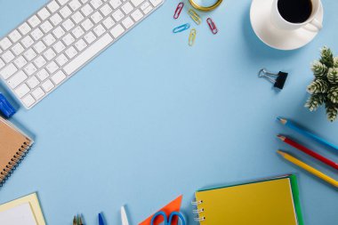 Not defteri, kırtasiye ve kahveli klavye