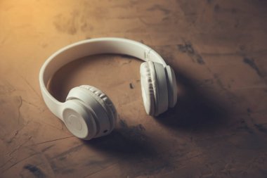 Soyut arkaplanda dj beyaz kulaklıklar