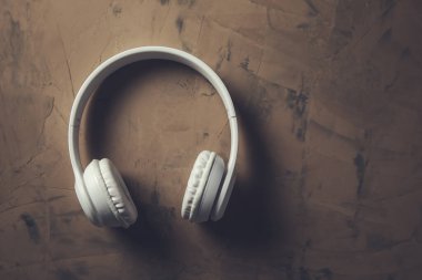Soyut arkaplanda dj beyaz kulaklıklar