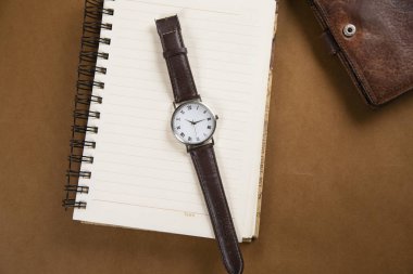 kahverengi arkaplanda cüzdan ve not defterinden izle