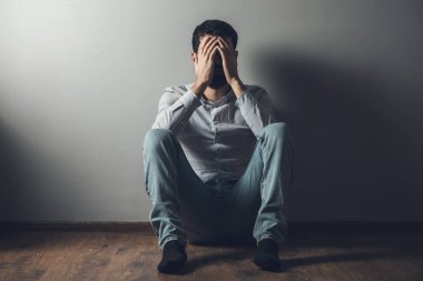  Karanlık odada başbaşa üzgün bir adam