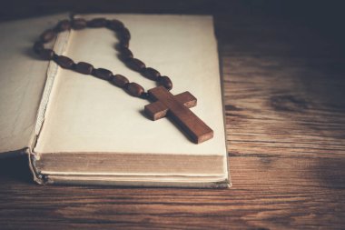Ahşap arka planda kutsal İncil üzerine ahşap haç