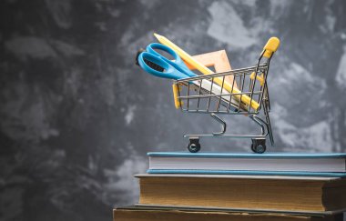 Gri arkaplan üzerine kitap sepetinde durgunluk
