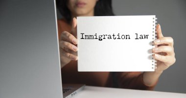 Not defterine yazılı kadın: Göçmenlik