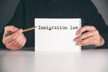 Ofiste çalışan adam.