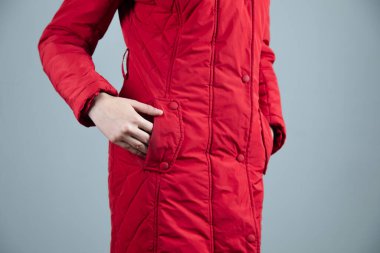 Stüdyoda cebinde ceketi olan kadın.