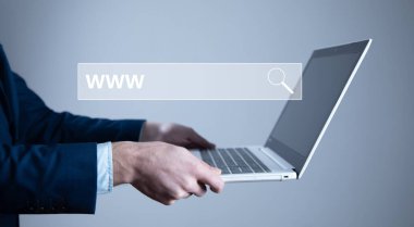 www ile bilgisayar ekranında iş adamı