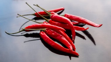 Kırmızı biberli, siyah arka planda yakın plan kırmızı biber. acı biber