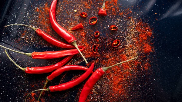 Kırmızı biberli kırmızı biber ve siyah arka plan yakın plan.