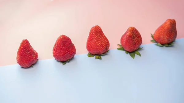 Beyaz ve mavi arka planda çilekler. Seçici odak.