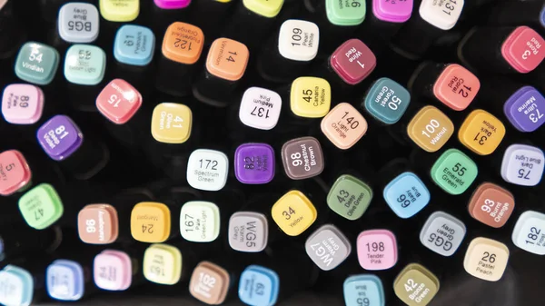 Bir dükkan vitrininde renkli oje şişeleri grubu, kapatın.