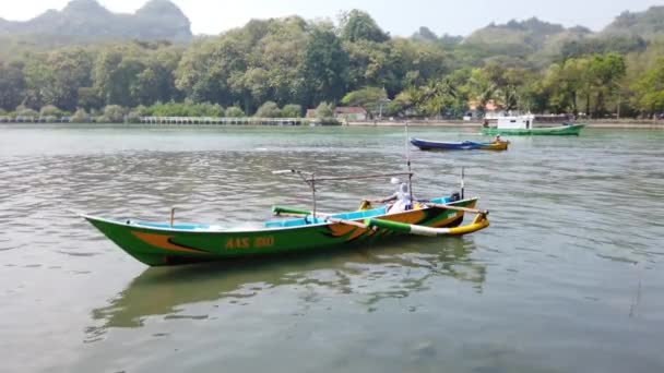Kebumen Közép Jáva Indonézia Július 2023 Három Halászhajó Folyón Zöld — Stock videók