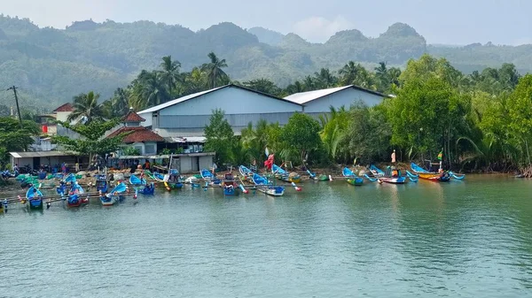 2023年7月25日 インドネシアの伝統的な漁船がビーチで止まり リークしている — ストック写真
