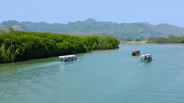 Kebumen, Jawa tengah Endonezya 25 Temmuz 2023: Endonezya geleneksel balıkçı teknesi mangrov ormanlı yolcular taşıyor 