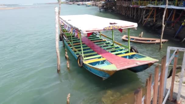2023年7月25日 インドネシアの伝統的な漁船がビーチで止まり リークしている — ストック動画