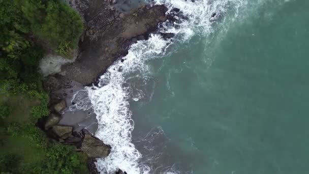 Красота Прибрежных Скал Волнами Побережье Индонезии — стоковое видео