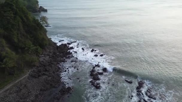 Die Schönheit Der Küstenklippen Mit Wellen Der Küste Indonesiens — Stockvideo