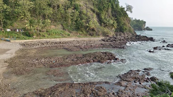 Strand Med Vackra Klippor Och Avkopplande Vågor Indonesien — Stockfoto