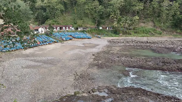 Geleneksel balıkçı tekneleri güzel kayalıklarla sahile demir attı.