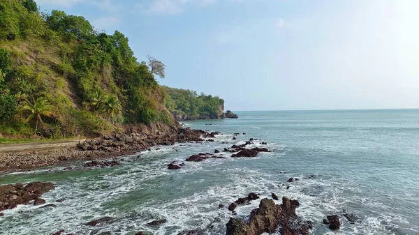 Пляж Красивыми Скалами Расслабляющими Волнами Индонезии — стоковое фото