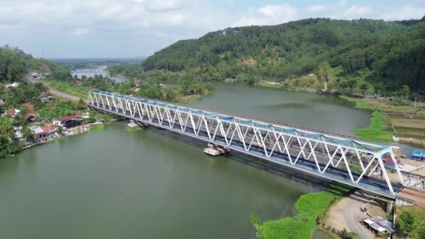 Imágenes Aéreas Aviones Tripulados Puente Ferroviario Cruzando Río Serayu Indonesia — Vídeos de Stock