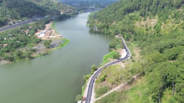Nagranie Lotu Drona Autostradzie Pomiędzy Lasem Rzeką Serayu Indonezji — Wideo stockowe