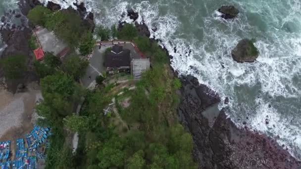 Кадров Воздуха Беспилотника Океанских Волн Разбивающихся Высоких Скалах Скалистых Гор — стоковое видео