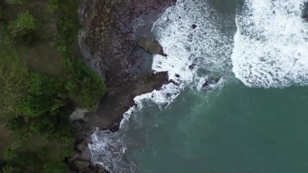 Кадров Воздуха Беспилотника Океанских Волн Разбивающихся Высоких Скалах Скалистых Гор — стоковое видео