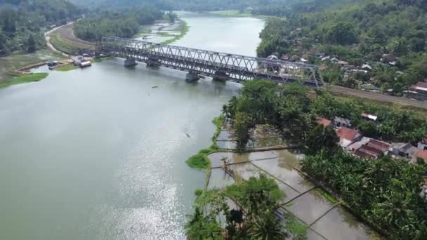 印度尼西亚Serayu铁路桥4K无人驾驶飞机图像 背景为河流 山脉和树木 — 图库视频影像