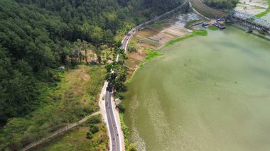 Dağlar, ağaçlar ve Endonezya 'daki büyük nehirler arasındaki hava aracı görüntüsü