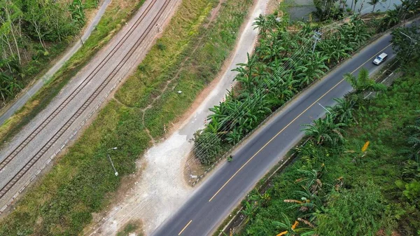 Αεροφωτογραφία Drone Της Εθνικής Οδού Και Σιδηροδρομικές Γραμμές Μεταξύ Πράσινα — Φωτογραφία Αρχείου
