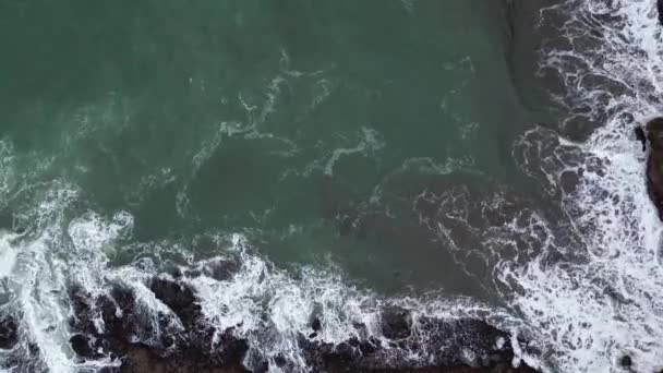 空中ドローンビューペダレンビーチケブメンインドネシアは崖と落ち着いた波を持つ美しいビーチです — ストック動画