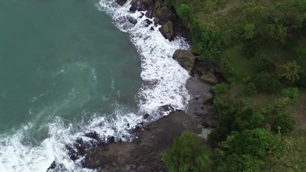 Hava Aracı Görüntüsü Pedalen Beach Kebumen Endonezya Uçurumları Sakin Dalgaları — Stok video
