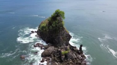 Plaj Manzarası Karang Agung Sahili, Kebumen, Central Java, Endonezya 'da güzel dalgalar ve ağaçlarla dolu