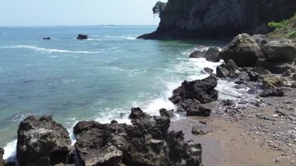 印度尼西亚爪哇中部Kebumen的Karang Agung海滩上有着美丽的悬崖 波浪和树木的海滩景观 — 图库视频影像