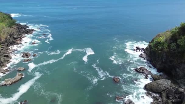 Uitzicht Het Strand Met Prachtige Kliffen Golven Bomen Het Karang — Stockvideo