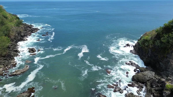 Drone Vista Bellezza Della Spiaggia Con Scogliere Onde Alberi Sulla — Foto Stock