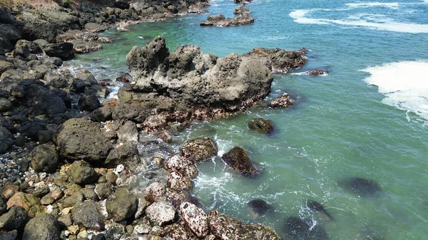 Drone View Belleza Playa Con Acantilados Olas Árboles Playa Karang — Foto de Stock