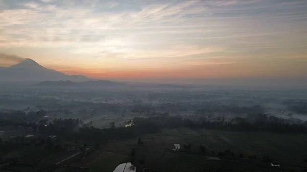 Nascer Sol Nebuloso Com Monte Merapi Merbabu Fundo Com Névoa — Fotografia de Stock