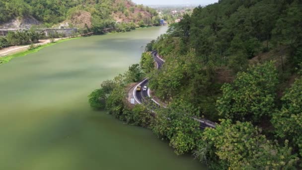 Drónkilátás Zöld Erdők Serayu Folyó Közötti Útra Indonéziában — Stock videók