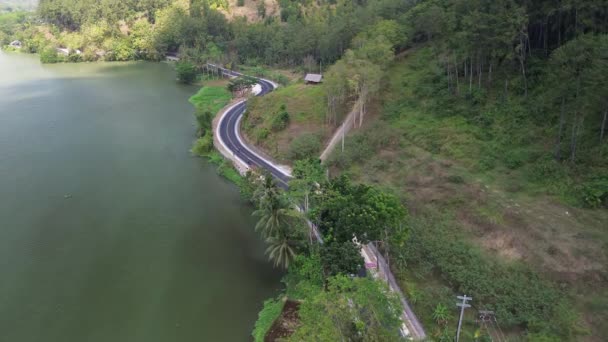 Drone Widok Drogę Między Zielonymi Lasami Rzeki Serayu Indonezji — Wideo stockowe