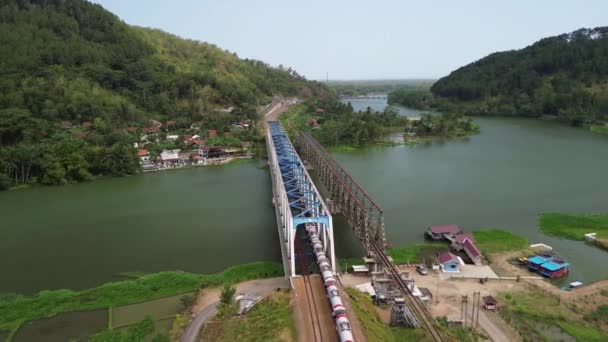 Zug Passiert Eisenbahnbrücke Über Den Fluss Serayu Mit Grünem Waldhintergrund — Stockvideo