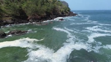 Karang Agung Sahili, Kebumen, Central Java, Endonezya 'da dalgalar ve uçurumlarla sahilin güzelliği