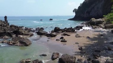 Karang Agung Sahili, Kebumen, Central Java, Endonezya 'da dalgalar ve uçurumlarla sahilin güzelliği