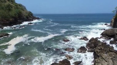 Karang Agung Sahili, Kebumen, Central Java, Endonezya 'da dalgalar ve uçurumlarla sahilin güzelliği